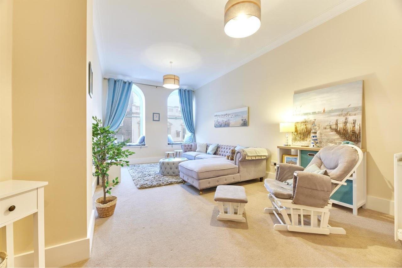 A *spacious* 3 Bedroom Flat - Town Centre Appartamento